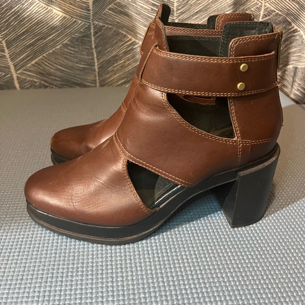 Sorel Margo Cut-Out Brown Leather Heeled Boots